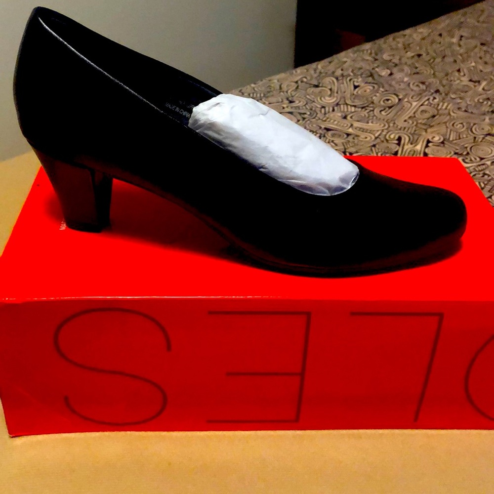 Aerosoles Size 8 Black Heels